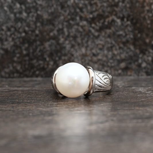 Silver ring with a large pearl and engraved shoulders